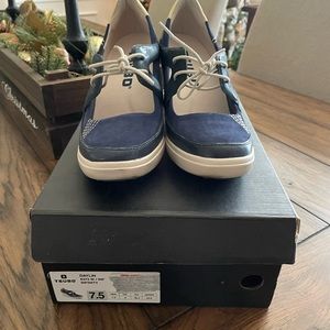 Tsubo Daylin wedge navy blue and cream color